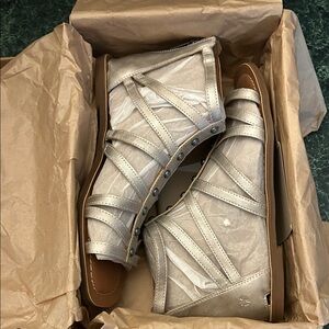 Lucky Brand Women's Silver Gladiator Sandals